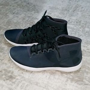 UNDER ARMOUR womens gym shoes (size 7.5)